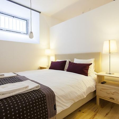ALTIDO Cosy 1-bed flat with workspace in Santa Catarina, moments from Luís de Camões Sq Lisboa Habitación foto