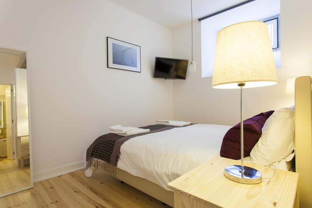 ALTIDO Cosy 1-bed flat with workspace in Santa Catarina, moments from Luís de Camões Sq Lisboa Habitación foto