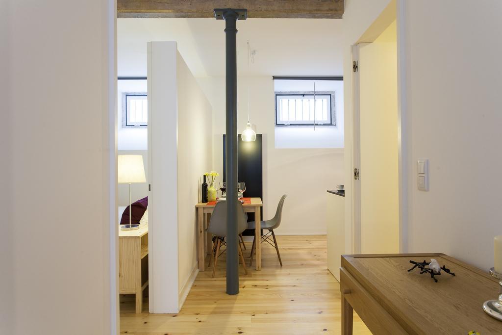 ALTIDO Cosy 1-bed flat with workspace in Santa Catarina, moments from Luís de Camões Sq Lisboa Habitación foto