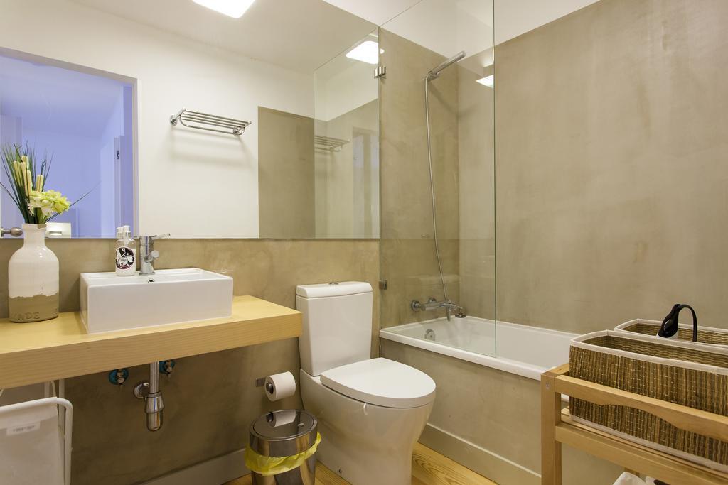 ALTIDO Cosy 1-bed flat with workspace in Santa Catarina, moments from Luís de Camões Sq Lisboa Habitación foto