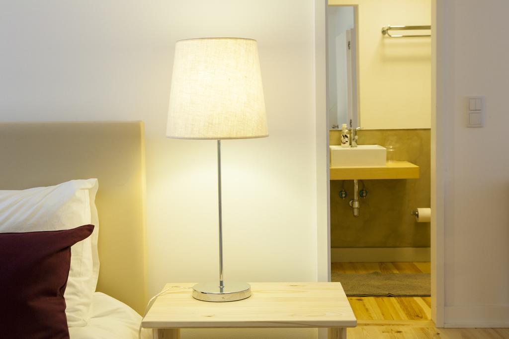 ALTIDO Cosy 1-bed flat with workspace in Santa Catarina, moments from Luís de Camões Sq Lisboa Habitación foto