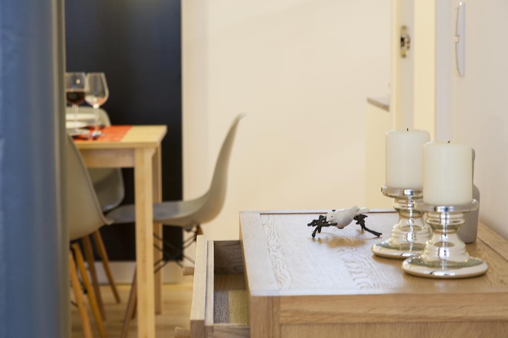 ALTIDO Cosy 1-bed flat with workspace in Santa Catarina, moments from Luís de Camões Sq Lisboa Habitación foto
