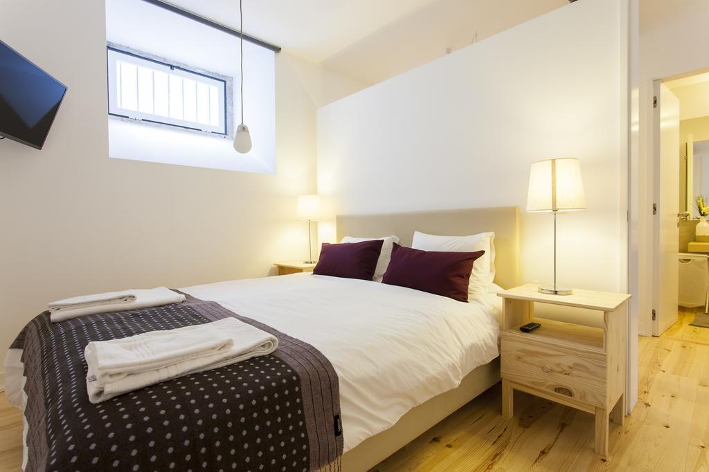 ALTIDO Cosy 1-bed flat with workspace in Santa Catarina, moments from Luís de Camões Sq Lisboa Habitación foto