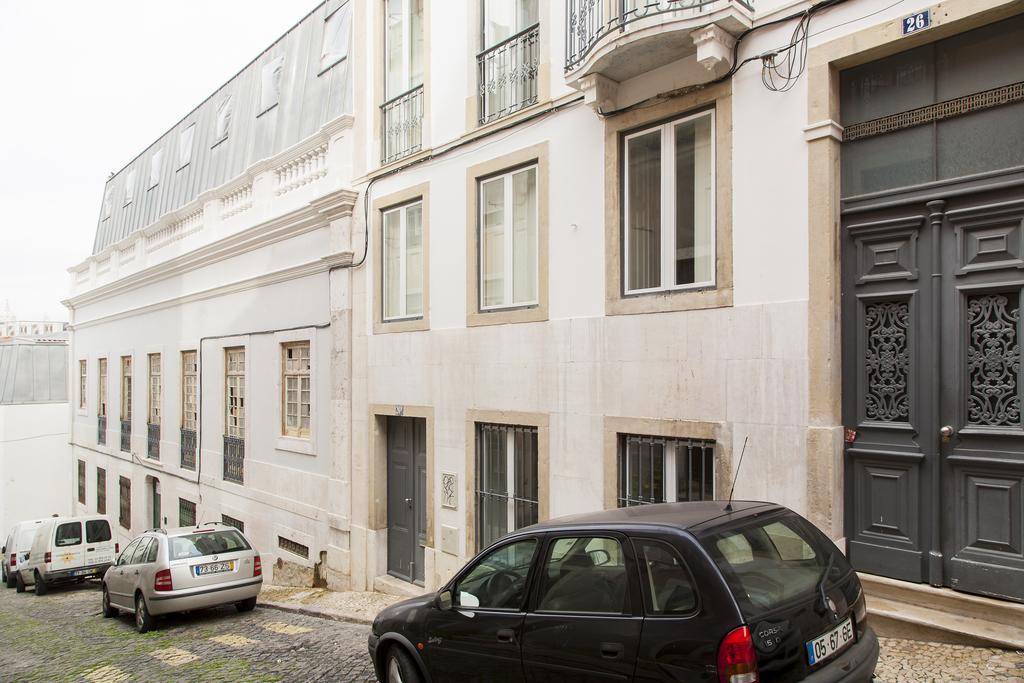 ALTIDO Cosy 1-bed flat with workspace in Santa Catarina, moments from Luís de Camões Sq Lisboa Habitación foto