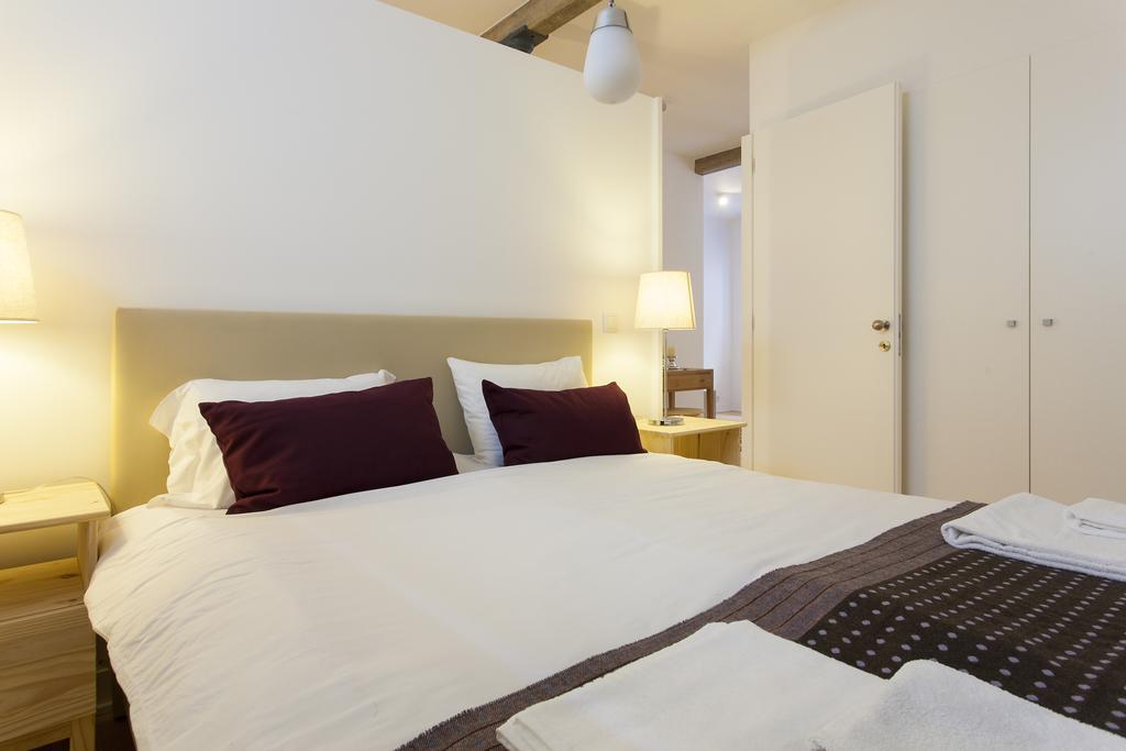 ALTIDO Cosy 1-bed flat with workspace in Santa Catarina, moments from Luís de Camões Sq Lisboa Habitación foto